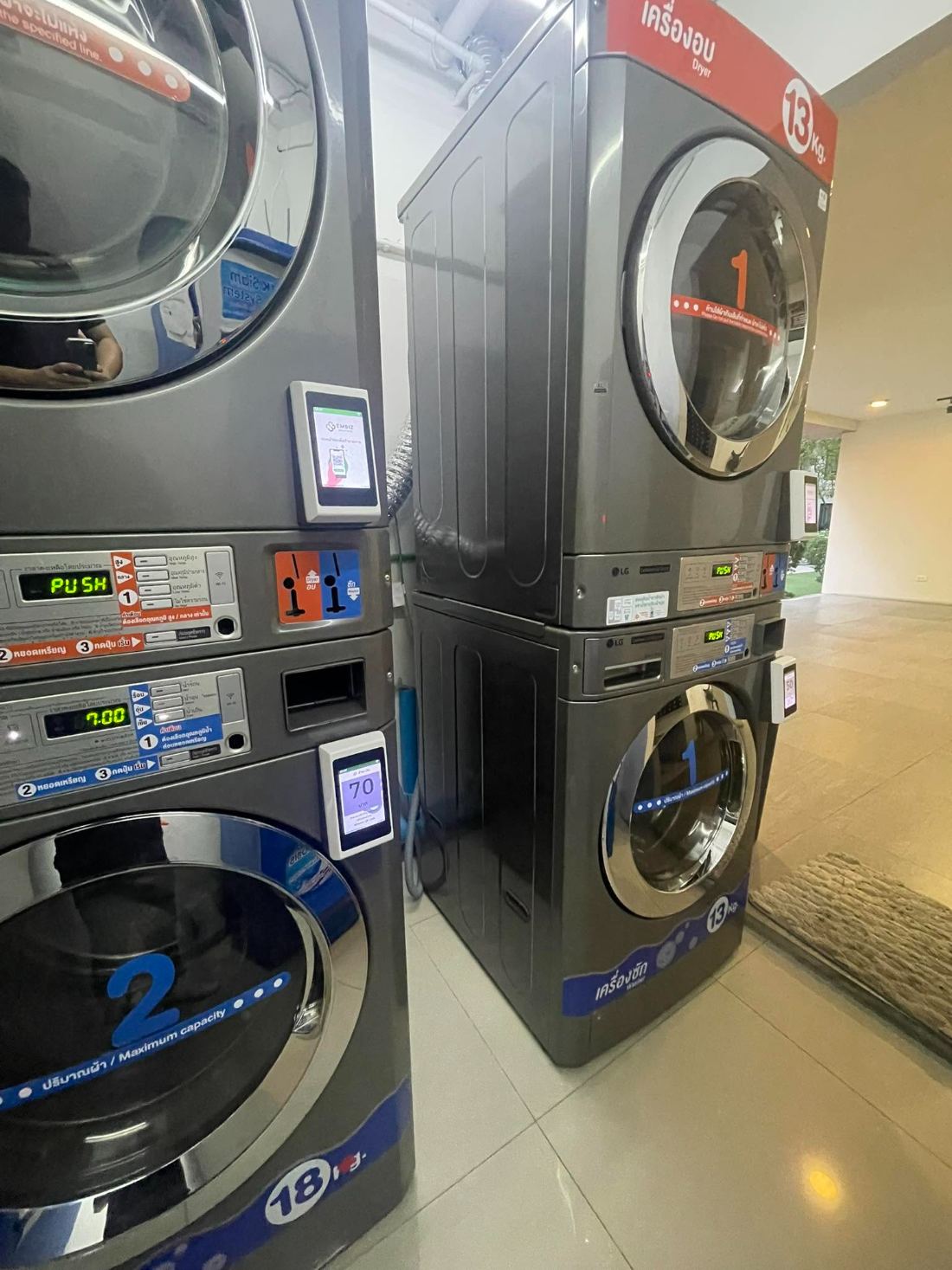หน้าจอ EMBIZ QR Box แสดงราคาบนเครื่องซักผ้า